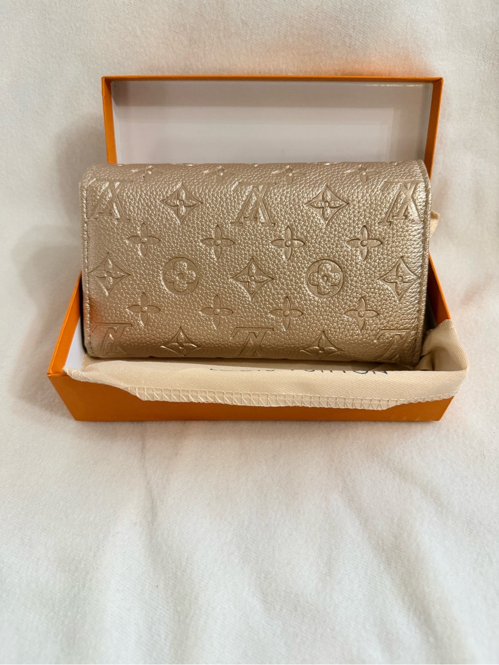 Designer fashioned Textured Wallet - Picture 2 of 8